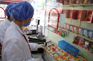 检测人员去陆稿荐门店对所售产品进行抽样检测